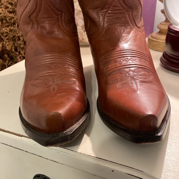 Dan Post boots in like new condition. Mens 8 or womens 10.  Very soft leather. - Picture 2 of 8